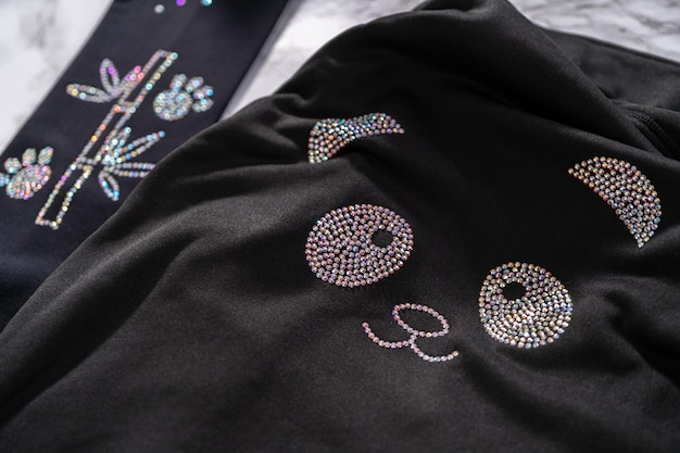 Vyšívaný motív na oblečení